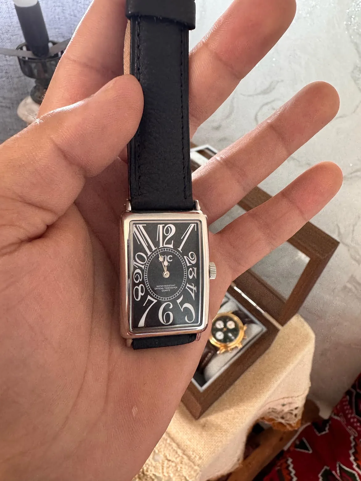 SWISS montre rectangulaire, dont le fond est marqué mc man avec la référence 06011, ressemble au modèle Chu