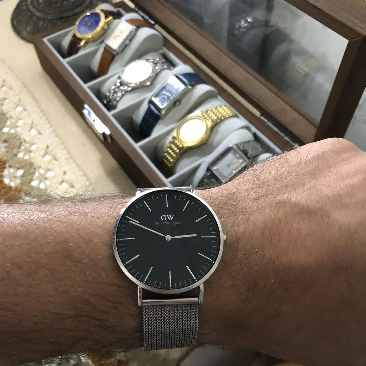 Cette élégante Daniel Wellington Classic Mesh Onyx présente un boîtier argenté épuré et un cadran noir soleillé assorti à son bracelet en maille milanaise.