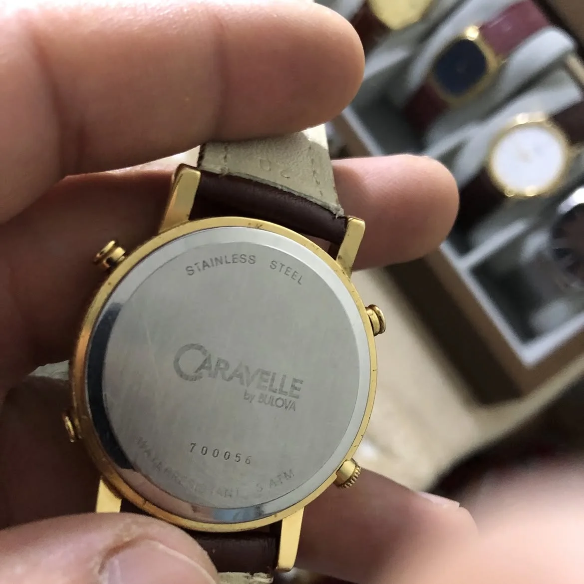 ⌚montre au poignet est un chronographe vintage Caravelle by Bulova doté d'un boîtier plaqué or à lunette cannelée et d'un cadran bleu vif avec index romains.
