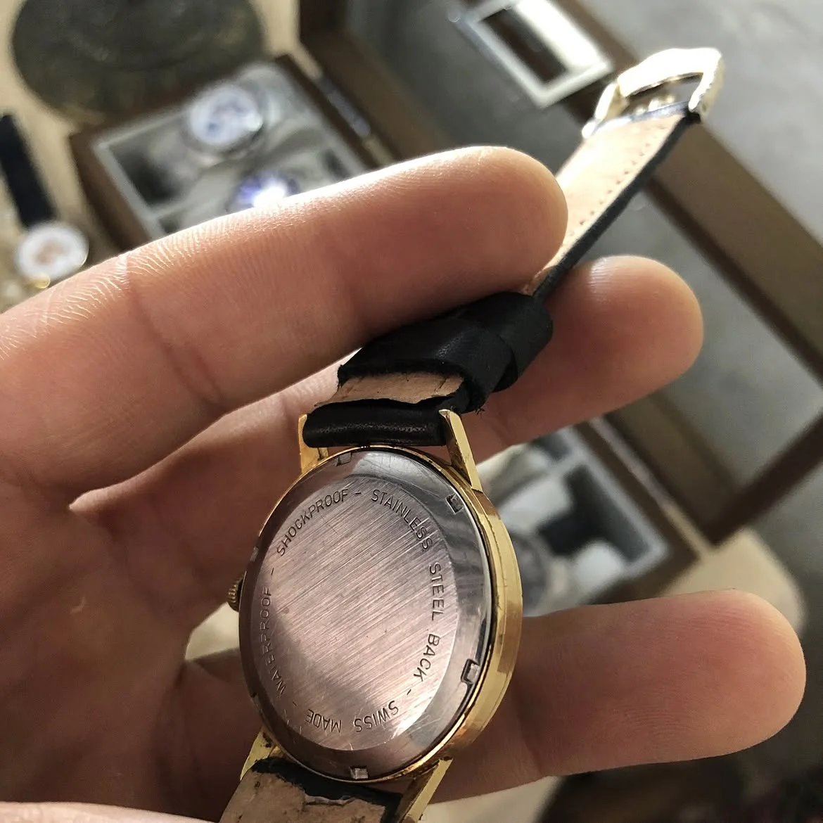 ⌚ vintage Tegra est un modèle suisse mécanique à remontage manuel doté d’un mouvement de 17 rubis avec protection antichoc Incabloc.
