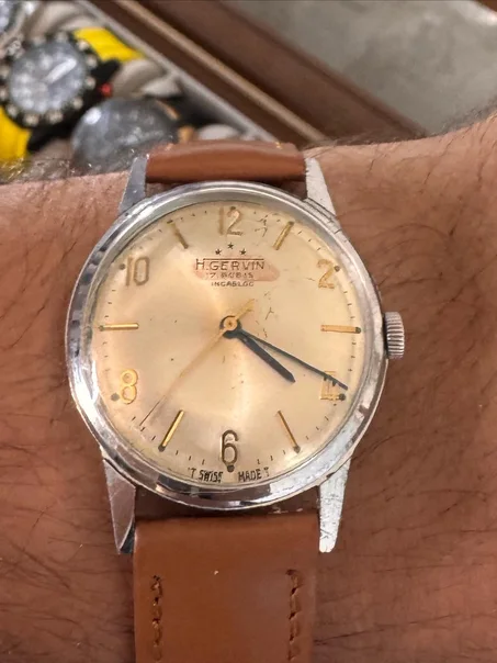 vintage de la marque H. Gervin, dotée d'un boîtier chromé, d'un cadran champagne patiné avec des chiffres arabes alternés (2, 6, 8, 10, 12) et d'un mouvement suisse à 17 rubis avec protection
