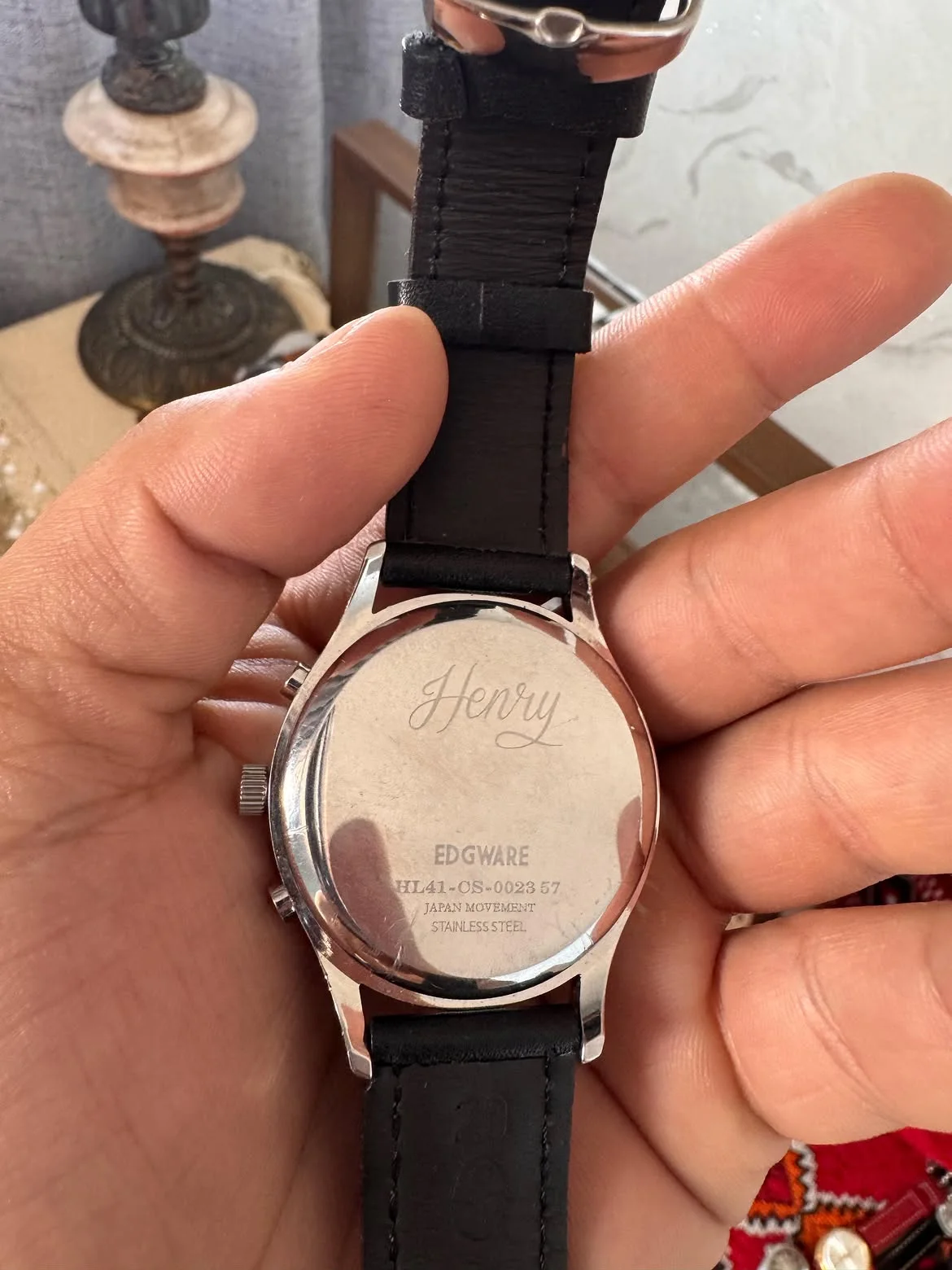 montre est une Henry London Edgware (modèle HL41-CS-0023) arborant un cadran noir et un bracelet en cuir noir.