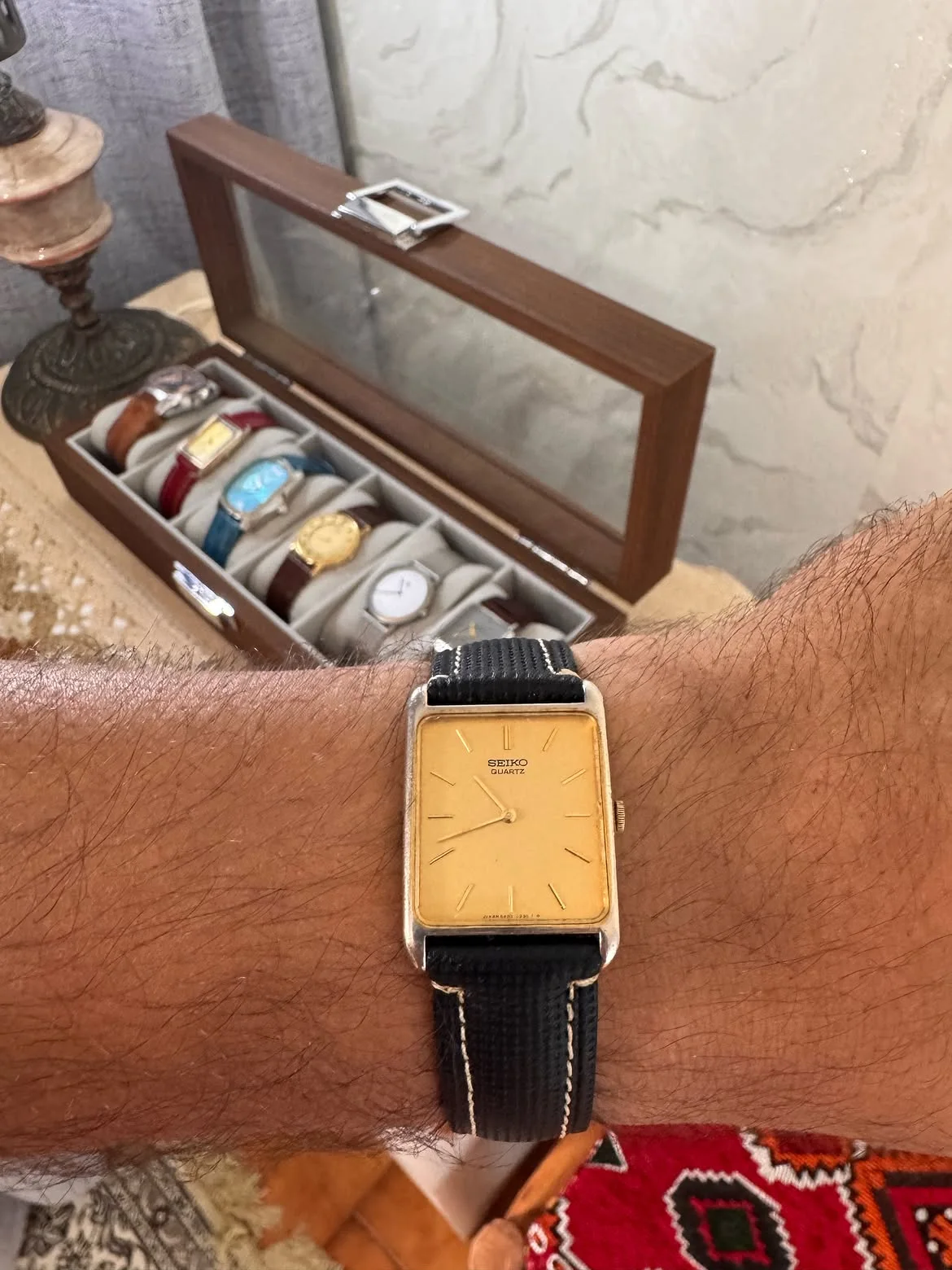 vintage Seiko Quartz de type « Tank », très probablement issu des années 1980 ou 1990. Ce design rectangulaire classique s'inspire directement de la célèbre esthétique 