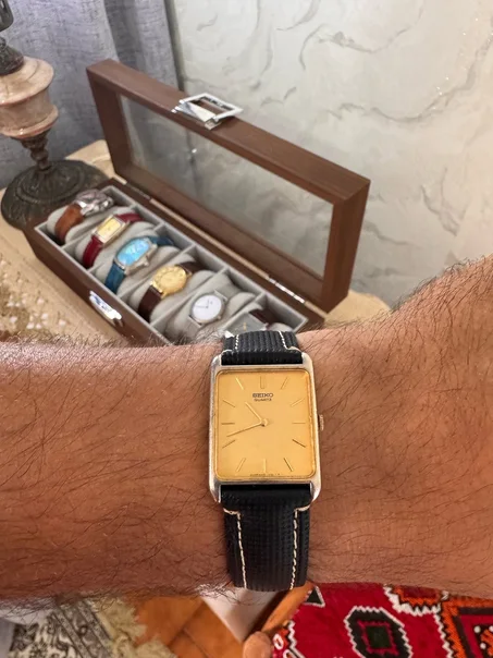 vintage Seiko Quartz de type « Tank », très probablement issu des années 1980 ou 1990. Ce design rectangulaire classique s'inspire directement de la célèbre esthétique "Tank"