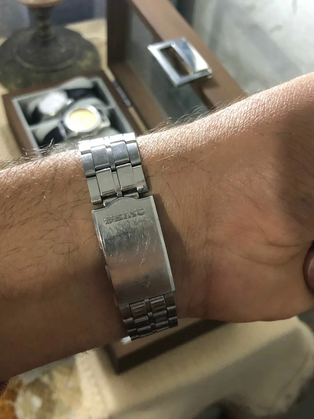 ⌚ vintage Seiko 5 Automatic (réf. 7025-5010) des années 1970, dotée d'un boîtier coussin/TV en acier brossé et d'un cadran atypique avec le logo Seiko positionné sur le côté gauche.