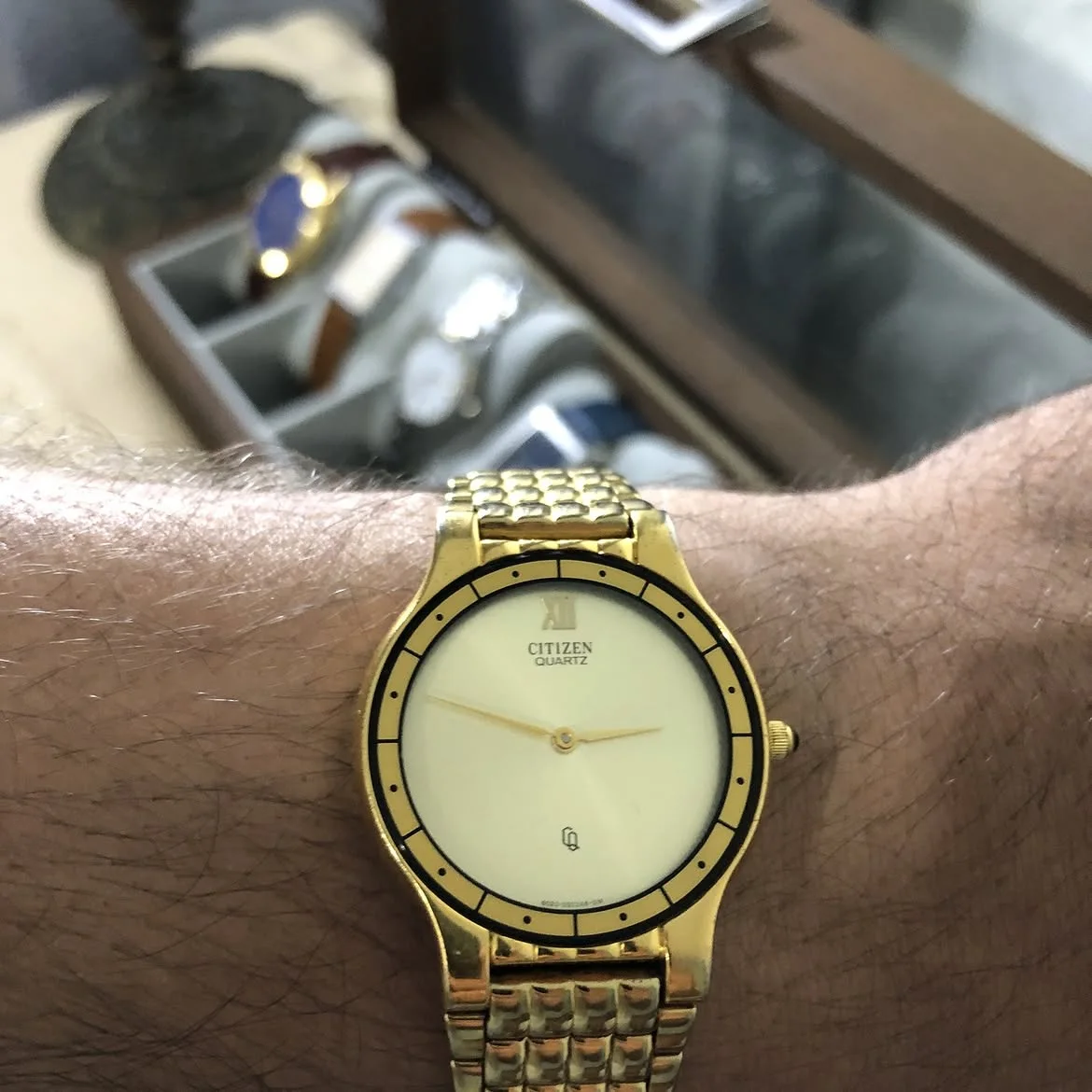 ⌚ vintage Citizen Quartz à boîtier et bracelet plaqué or possède un cadran crème épuré avec un chiffre romain à 12h et de fines aiguilles dorées.
