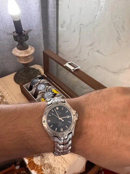 estina Mecaquartz WR 100 se distingue par son mouvement hybride méca-quartz des années 1990, bracelet articulé en acier inoxydable.