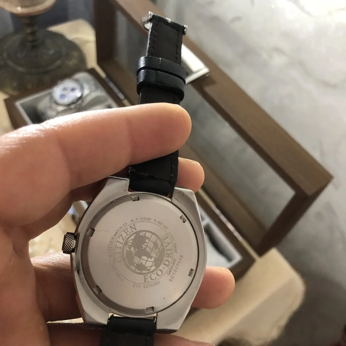 ⌚ montre Citizen Eco-Drive en titanium avec son cadran noir et son grand chiffre 12 se distingue par sa légèreté et sa robustesse.