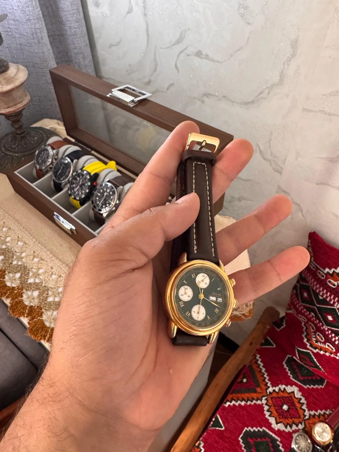 montre est un chronographe automatique vintage Jaguar Chronograph Automatic, calibre suisse de légende Valjoux 7750 années 1990