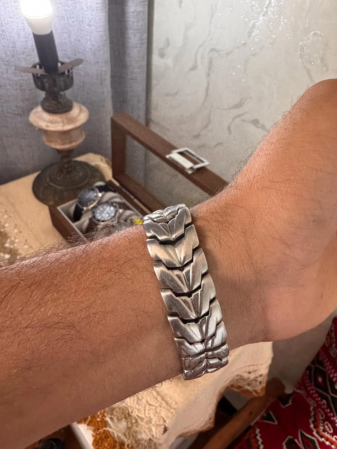 estina Mecaquartz WR 100 se distingue par son mouvement hybride méca-quartz des années 1990, bracelet articulé en acier inoxydable.