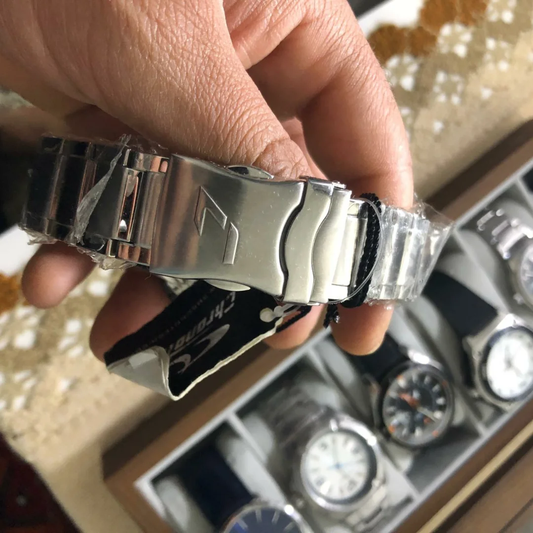 ⌚Cette montre Chronotech Active - Speed en acier se distingue par son cadran bleu vibrant doté de compteurs chronographes et d'une lunette assortie.