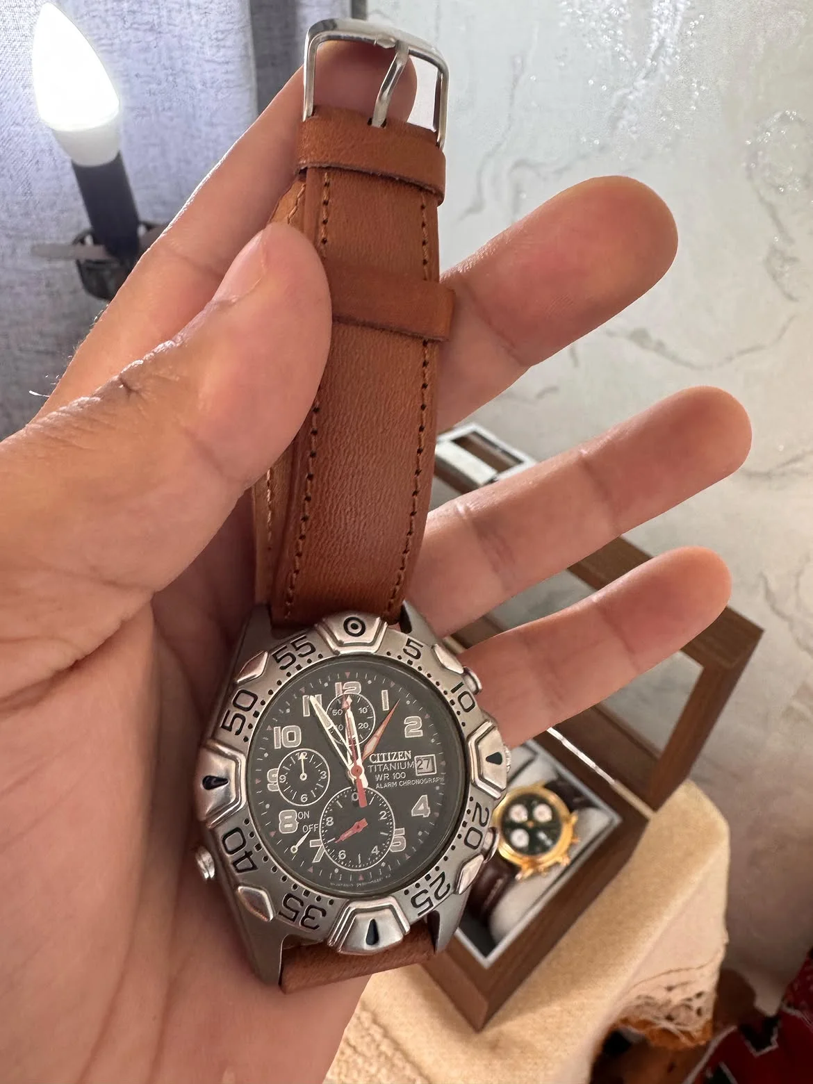 ⌚️ Cette montre est un chronographe Citizen Titanium WR 100 Alarm Chronograph, vintage doté d'un boîtier léger en titane et d'un bracelet en cuir marron.