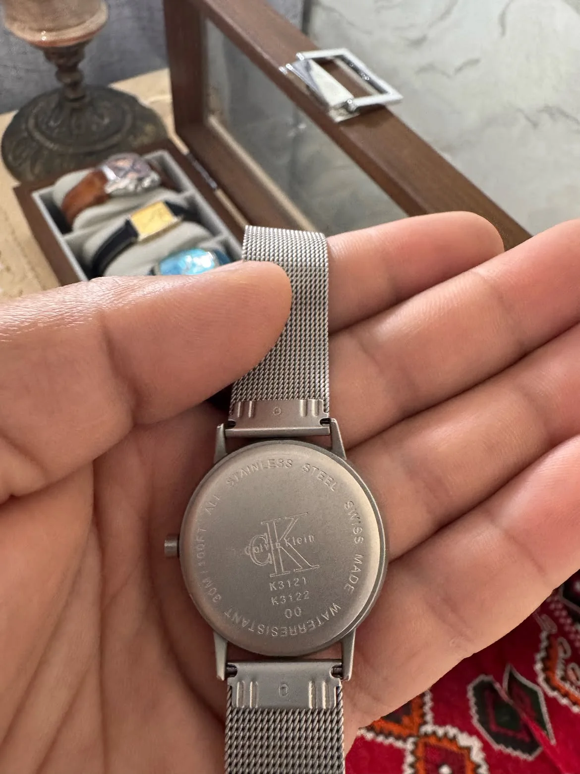vintage pour homme Calvin Klein K3111 fabriquée en Suisse avec un cadran gris et un bracelet en maille d'acier inoxydable.