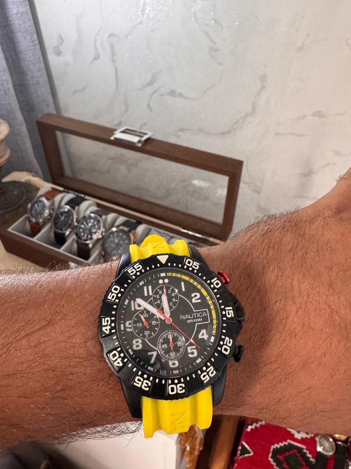 ⌚️✅NAUTICA 800 DH montre Nautica, modèle NAI17515G, se distingue par son bracelet en silicone jaune vif.