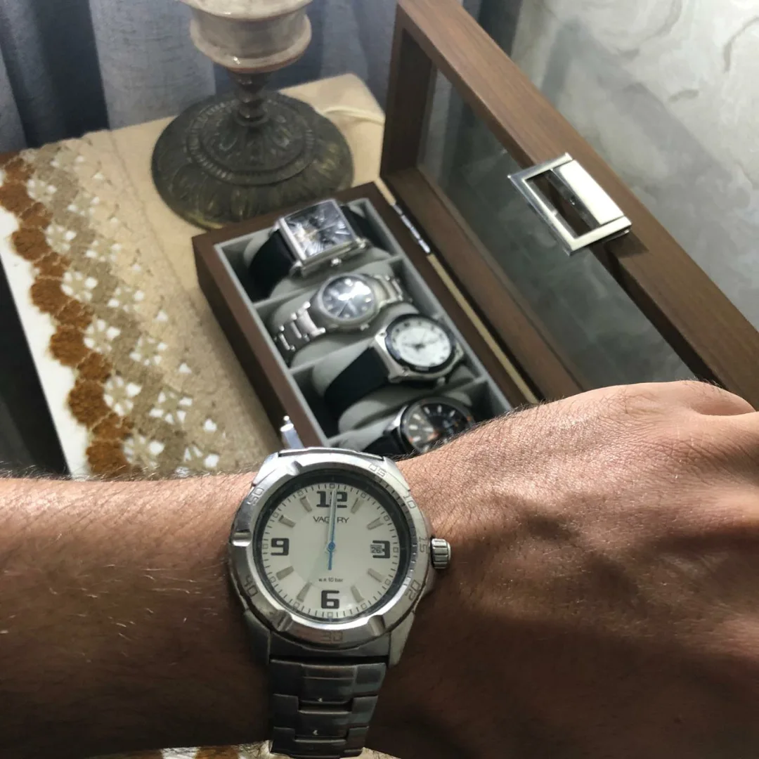 ⌚ Vagary by Citizen possède un cadran blanc épuré avec des chiffres arabes prononcés à 12, 6 et 9 heures et un boîtier en acier inoxydable doté d'une lunette sportive graduée.
