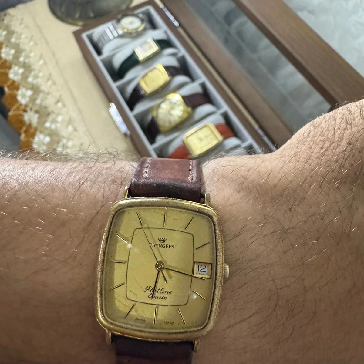 ⌚ Pryngeps Flatline Quartz, un modèle vintage de fabrication suisse au boîtier de forme carrée.