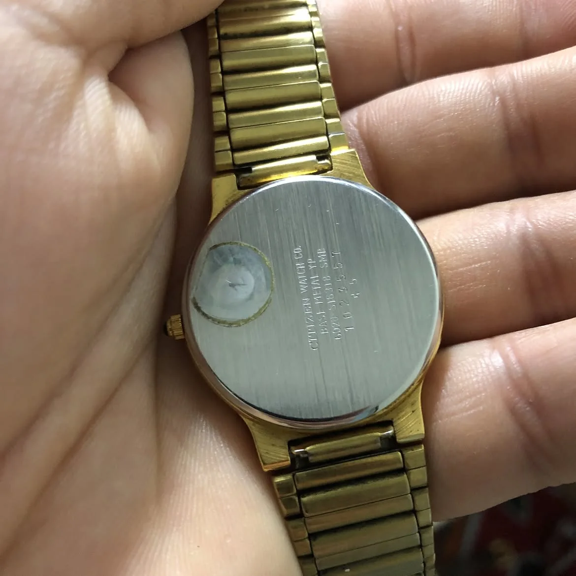 ⌚ vintage Citizen Quartz à boîtier et bracelet plaqué or possède un cadran crème épuré avec un chiffre romain à 12h et de fines aiguilles dorées.