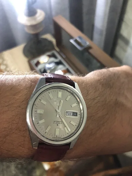 vintage Seiko 5 Automatic 21 Jewels wrist watch, specifically corresponding to the reference model 6119-8083.a