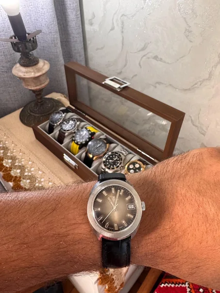 montre Edox vintage des années 1970 présente un cadran gris dégradé caractéristique.