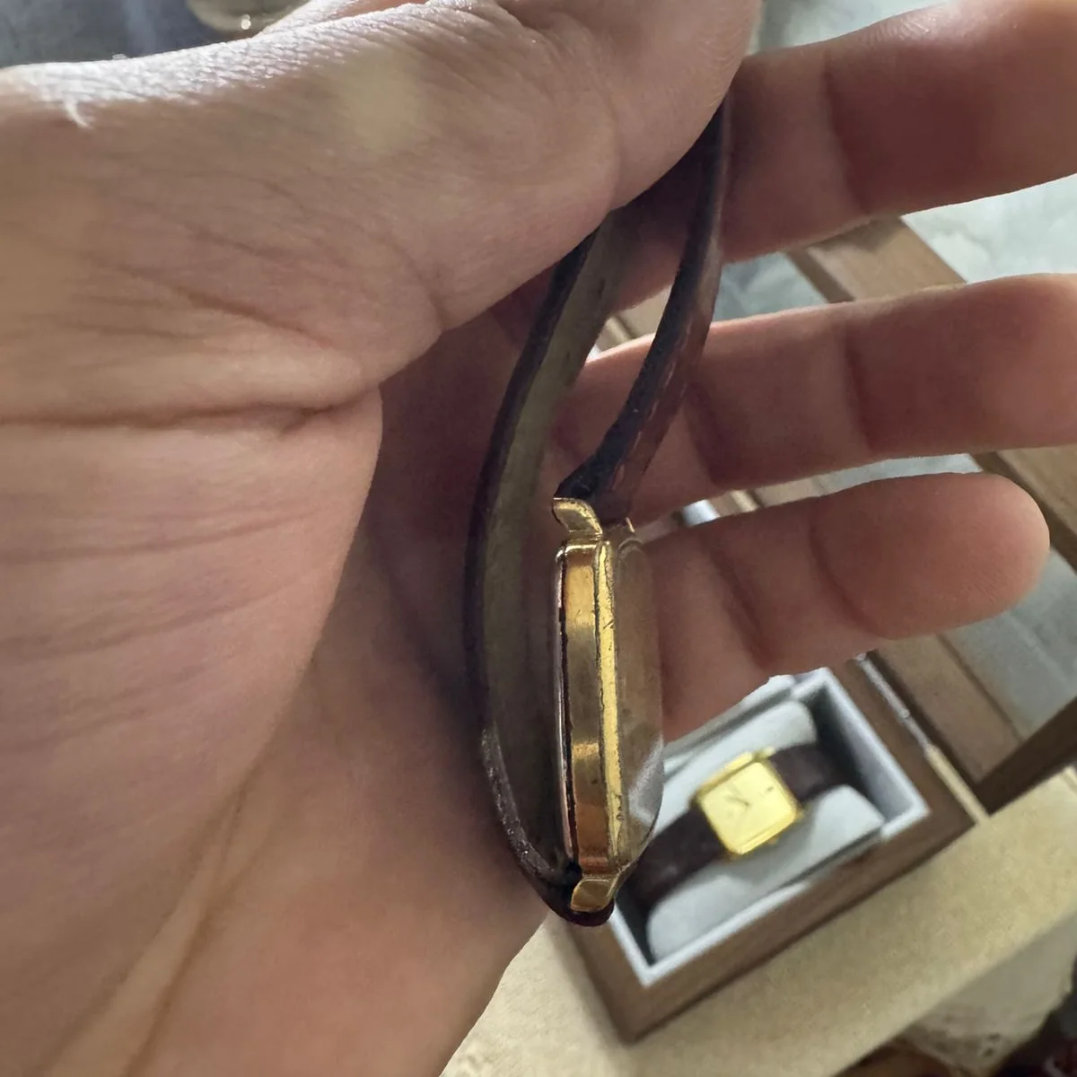 ⌚ Pryngeps Flatline Quartz, un modèle vintage de fabrication suisse au boîtier de forme carrée.