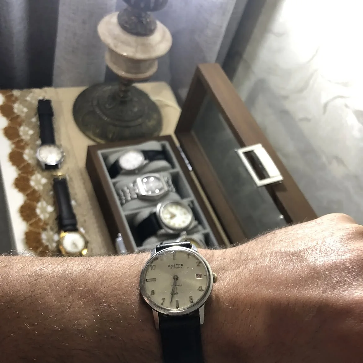 ⌚ montre vintage mécanique Kaster Calendar 1196, un garde-temps de fabrication suisse caractéristique des années 1950 à 1960.
