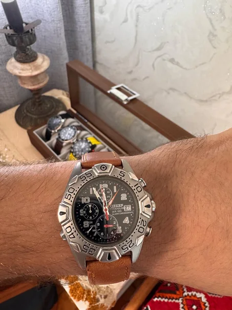 ⌚️ Cette montre est un chronographe Citizen Titanium WR 100 Alarm Chronograph, vintage doté d'un boîtier léger en titane et d'un bracelet en cuir marron.