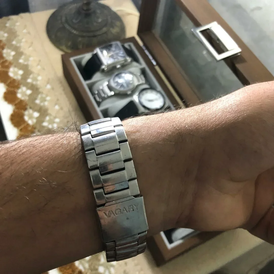 ⌚ Vagary by Citizen possède un cadran blanc épuré avec des chiffres arabes prononcés à 12, 6 et 9 heures et un boîtier en acier inoxydable doté d'une lunette sportive graduée.