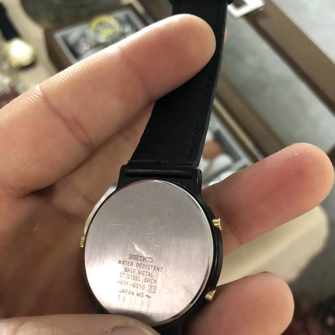 ⌚montre vintage Citizen Quartz Ana-Digi (référence 3630). Elle se caractérise par son boîtier noir et or, ses aiguilles analogiques fines et son écran d'affichage numérique (LCD) situé dans l