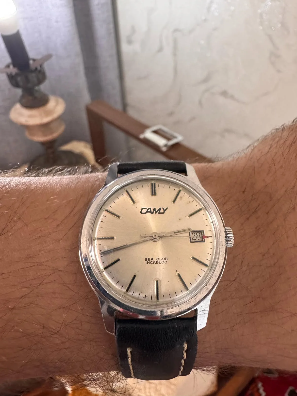⌚️ montre est une Camy Sea Club vintage avec un boîtier en acier inoxydable et un cadran clair