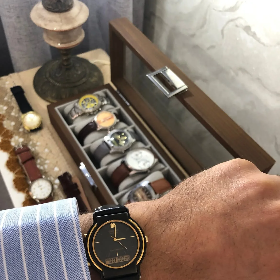 ⌚montre vintage Citizen Quartz Ana-Digi (référence 3630). Elle se caractérise par son boîtier noir et or, ses aiguilles analogiques fines et son écran d'affichage numérique (LCD) situé dans l