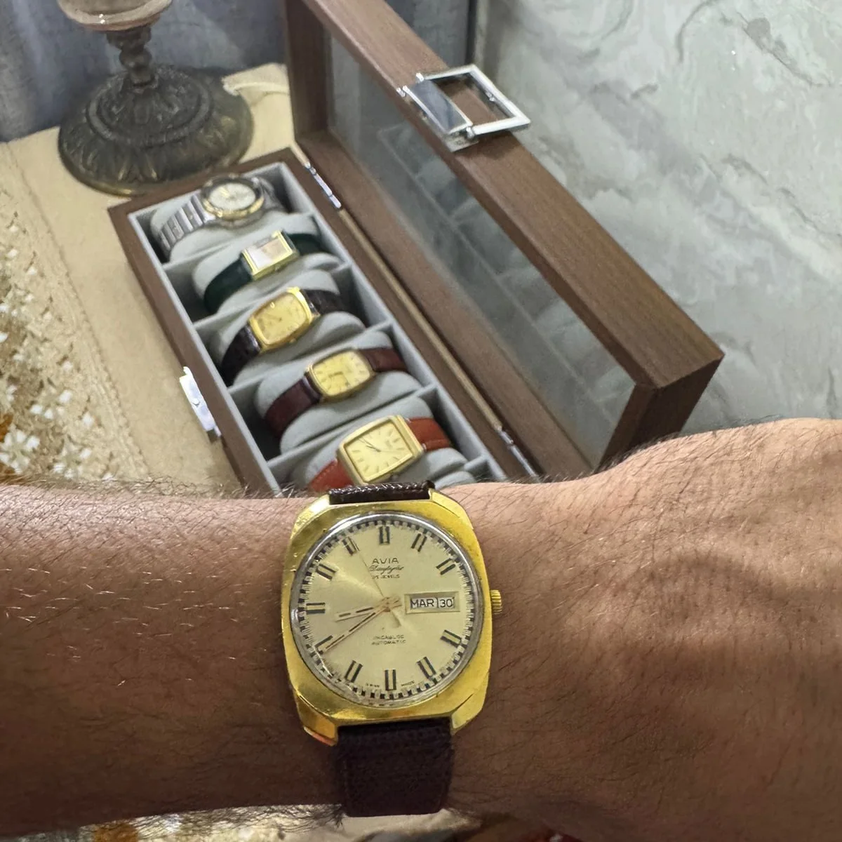 ⌚ vintage  Avia Daytyme Automatic Day-Date en plaqué or, dotée d'un boîtier de forme coussin et d'un cadran champagne texturé des années 1970.