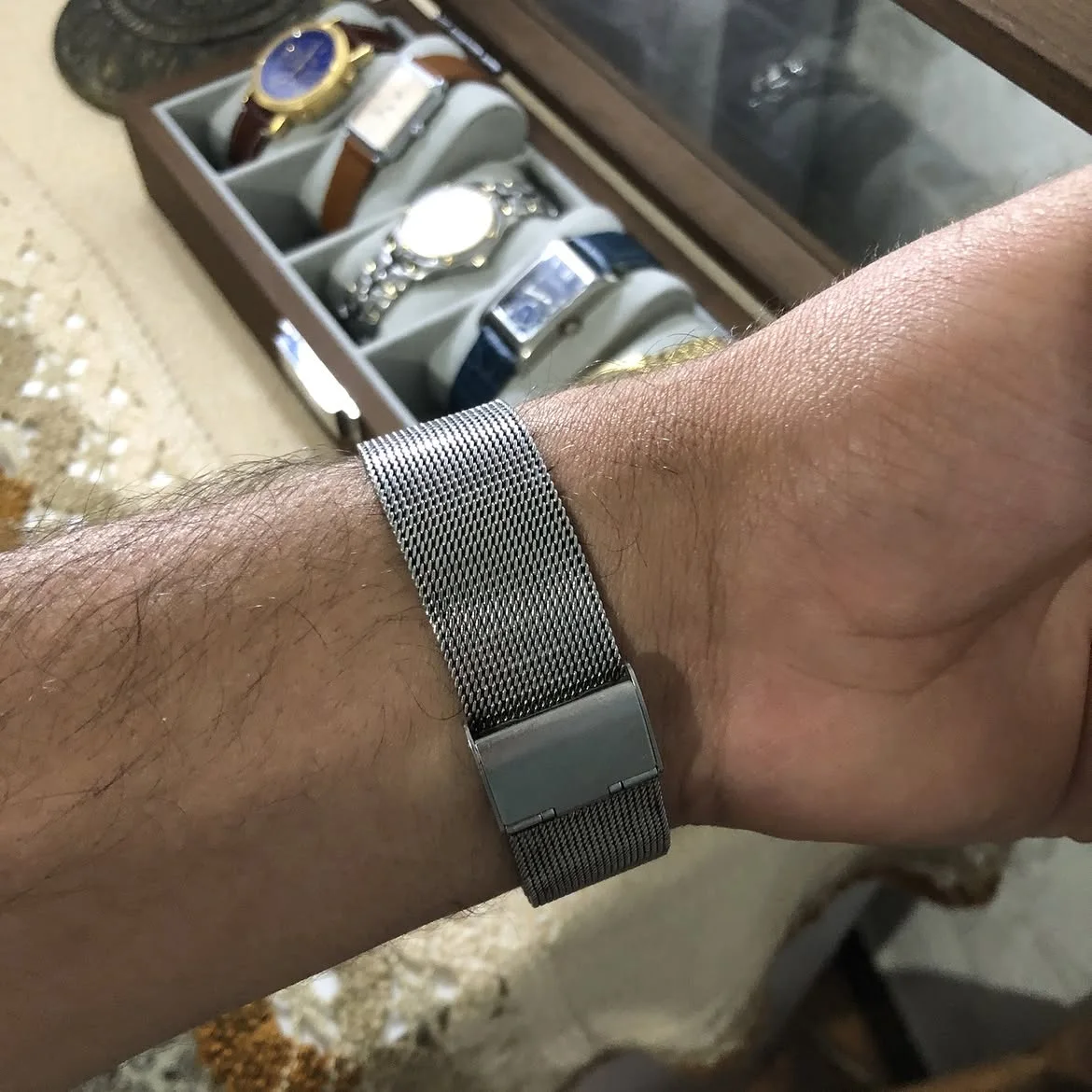 Cette élégante Daniel Wellington Classic Mesh Onyx présente un boîtier argenté épuré et un cadran noir soleillé assorti à son bracelet en maille milanaise.