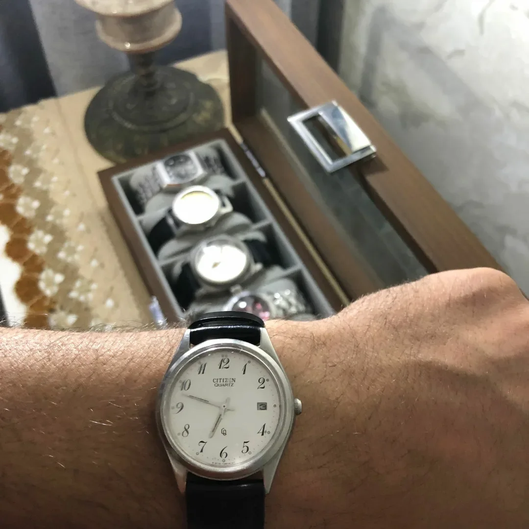 ⌚ vintage arbore un cadran blanc épuré doté de chiffres arabes élégants et d'un guichet de date à 3 heures.