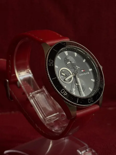 Tommy Hilfiger Larson Chronographe Cadran Noir Bracelet En silicone