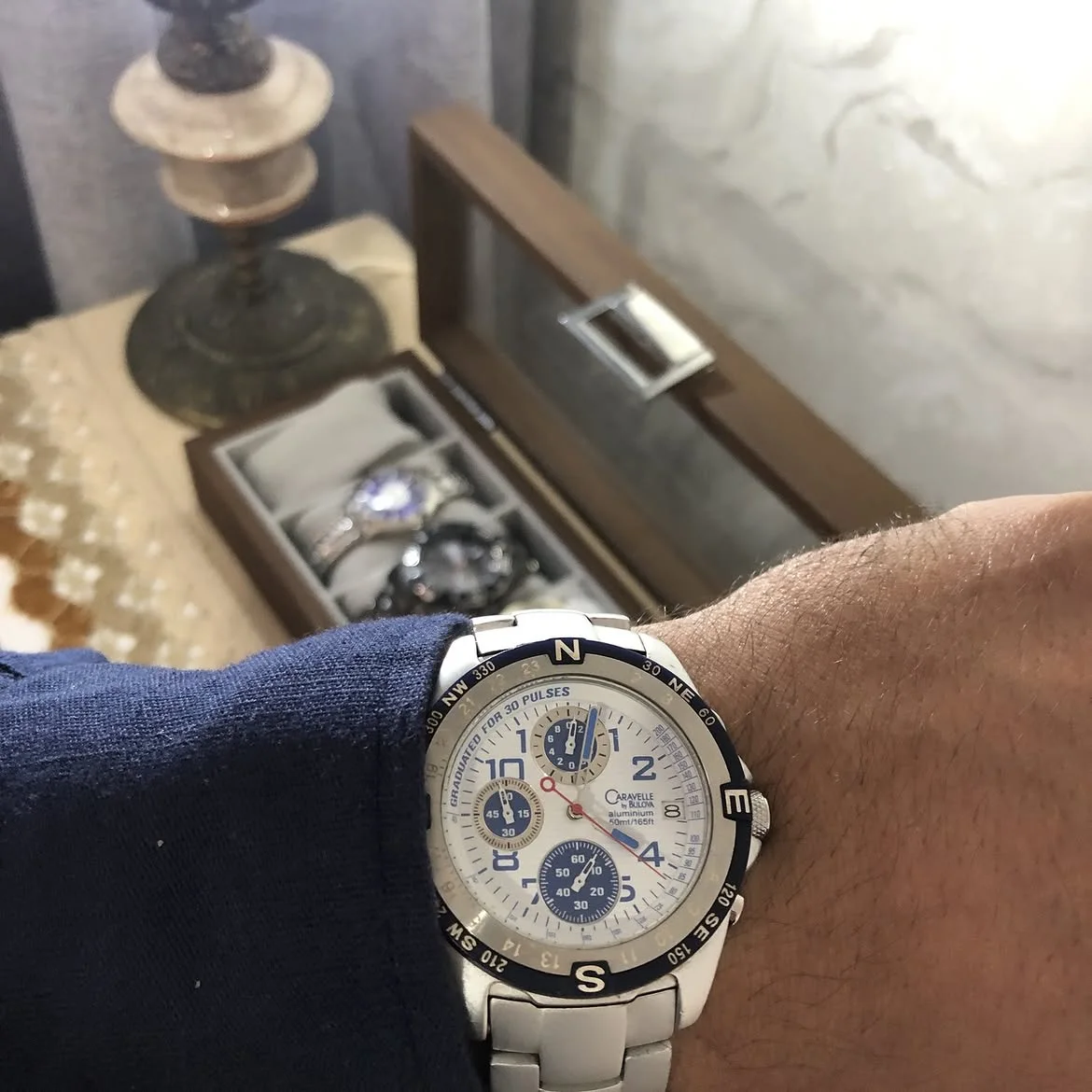⌚ magnifique montre chronographe Caravelle by Bulova en aluminium arbore un cadran blanc contrasté et une lunette tournante graduée style boussole