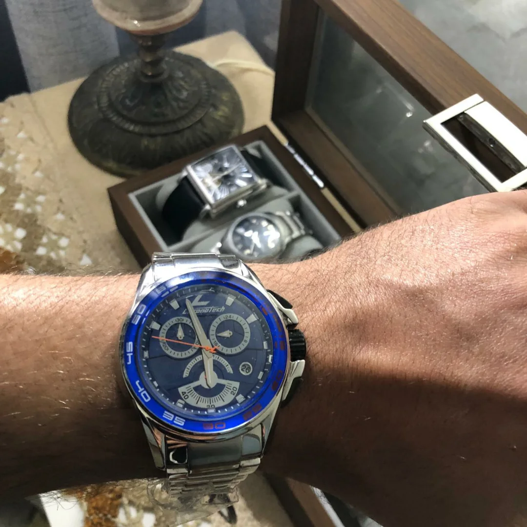 ⌚Cette montre Chronotech Active - Speed en acier se distingue par son cadran bleu vibrant doté de compteurs chronographes et d'une lunette assortie.