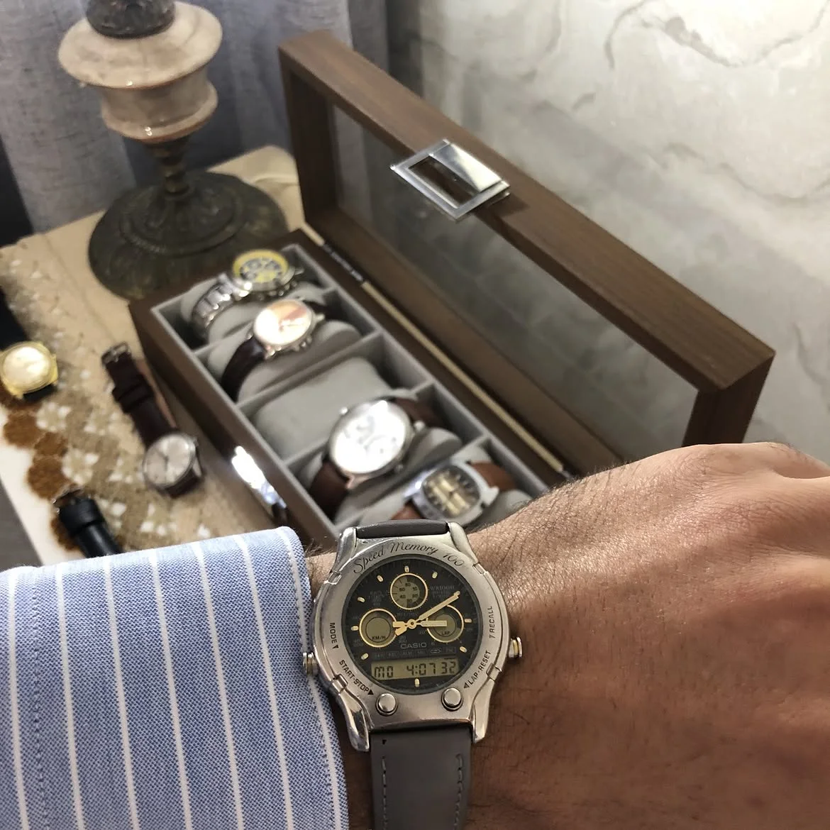 ⌚ montre vintage au poignet est une Casio Oceanus AW-503 Speed Memory 100 des années 1990 dotée d'un affichage analogique-numérique et d'un boîtier distinctif en acier.