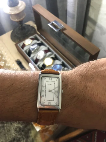 ⌚️montre rectangulaire est un modèle de la marque française Louis Pion