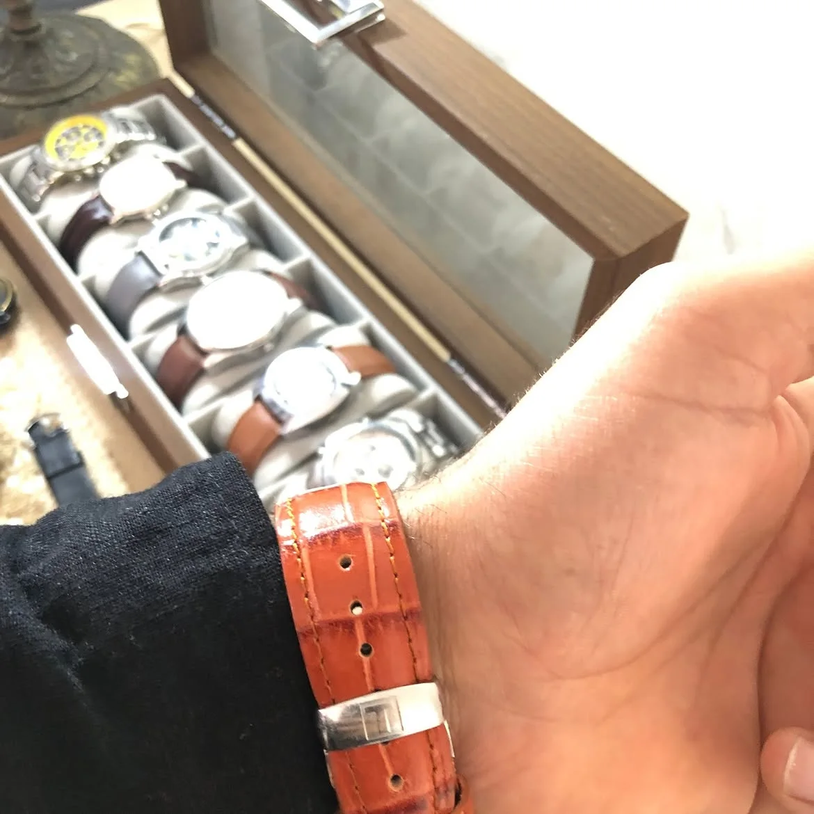 ⌚ montre au poignet est une Tissot Alarm Date (réf. T60.1.416.32 / L871/971) dotée d'un boîtier en acier inoxydable, d'un cadran blanc et d'un bracelet en cuir brun.