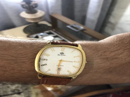 ⌚️ Cette montre-bracelet élégante au boîtier de forme tonneau et au bracelet en cuir marron est une Royal London à mouvement quartz, dotée d'un cadran clair avec guichet de date à 6 heures.