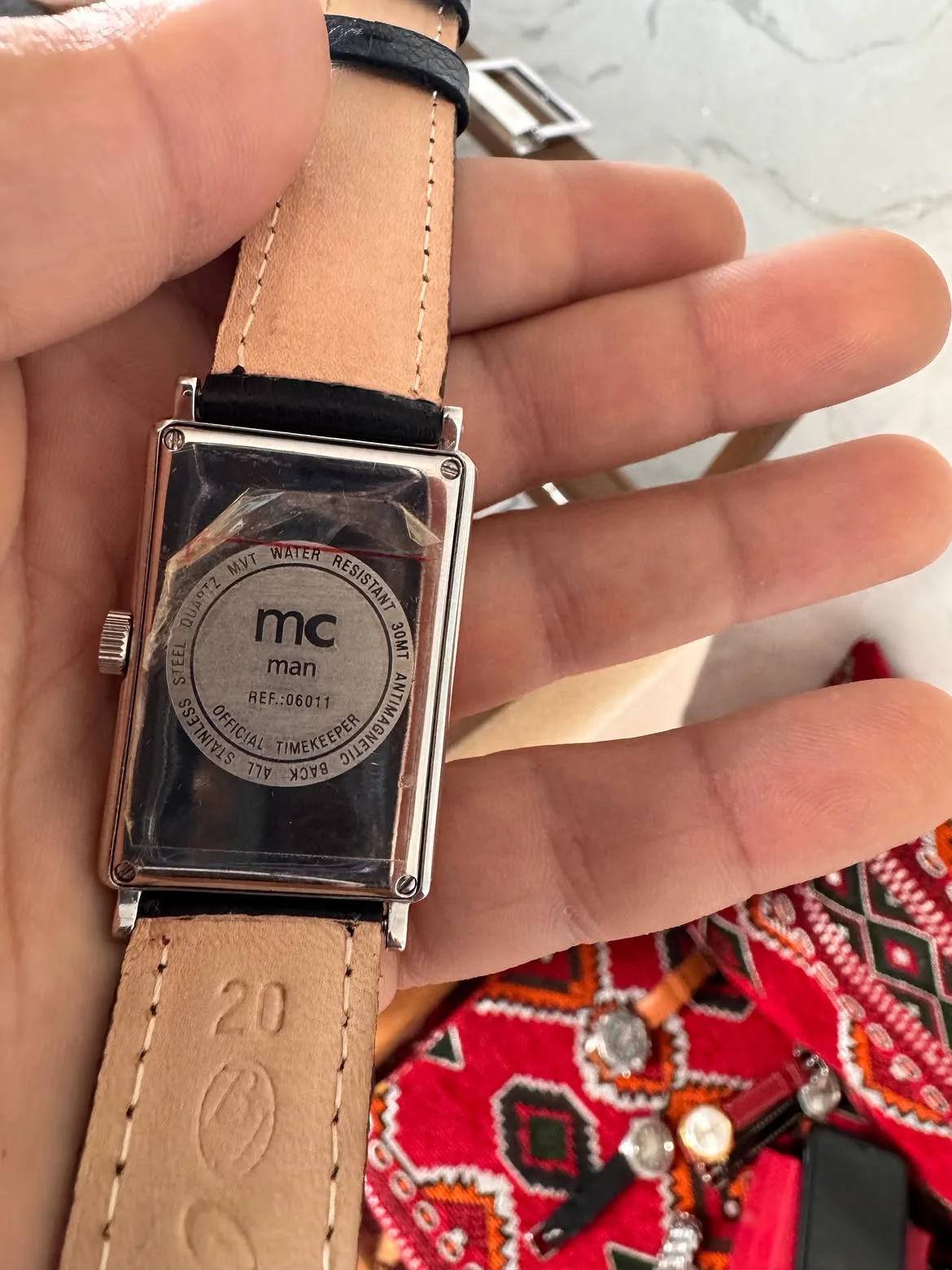 SWISS montre rectangulaire, dont le fond est marqué mc man avec la référence 06011, ressemble au modèle Chu