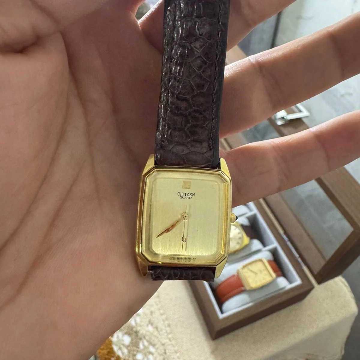 ⌚️ Citizen Tank Vintage Quartz, un modèle élégant produit principalement au cours des années 1980 quartz Watch 3040297 With Steel Gold Case And Leather Strap