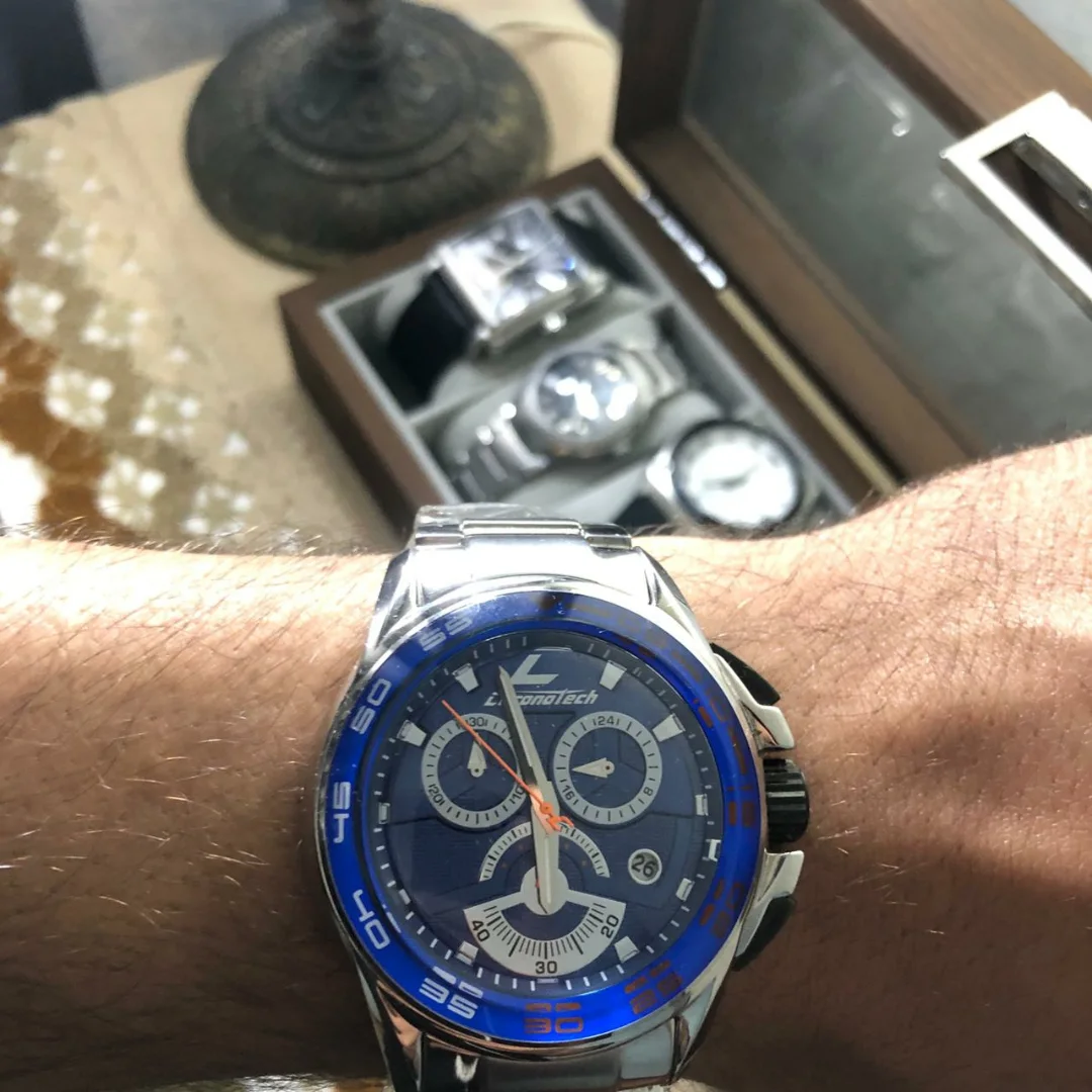 ⌚Cette montre Chronotech Active - Speed en acier se distingue par son cadran bleu vibrant doté de compteurs chronographes et d'une lunette assortie.
