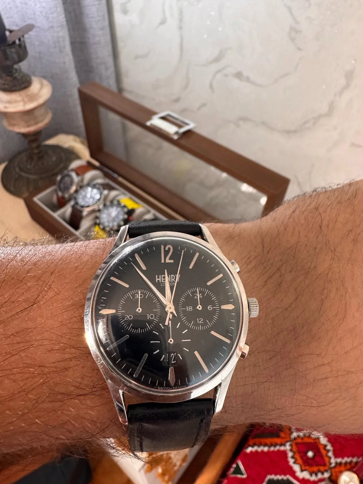 montre est une Henry London Edgware (modèle HL41-CS-0023) arborant un cadran noir et un bracelet en cuir noir.