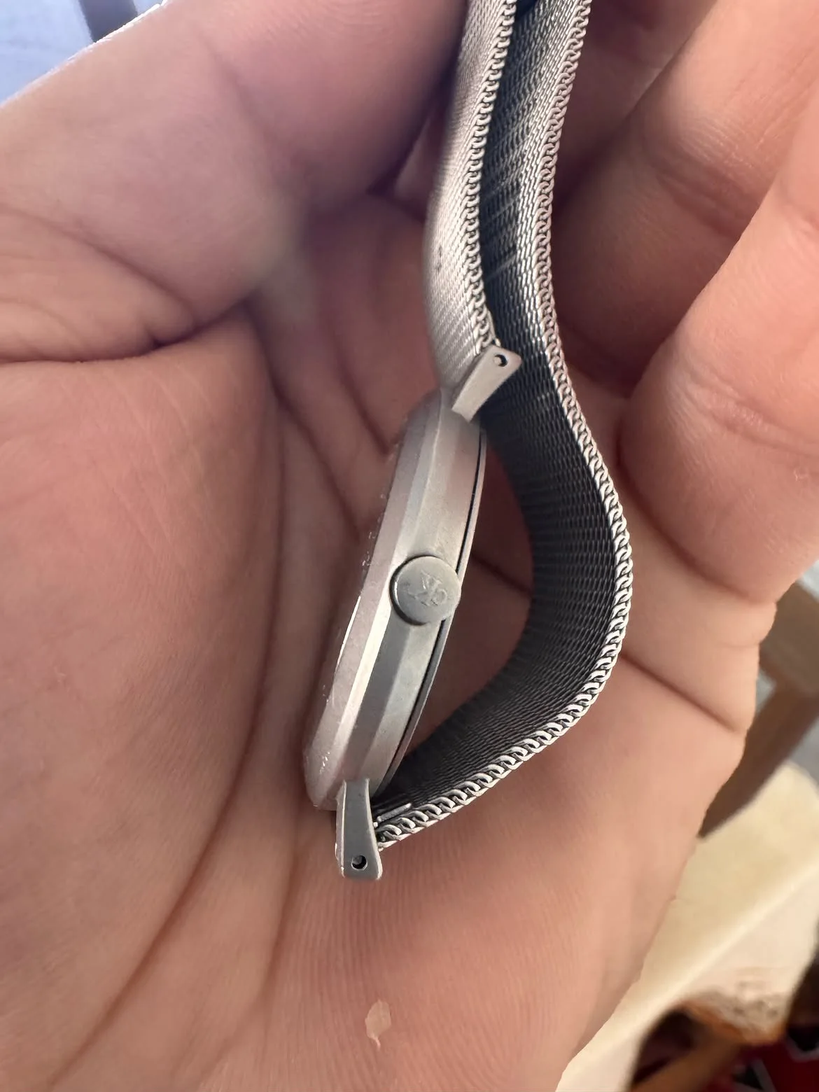 vintage pour homme Calvin Klein K3111 fabriquée en Suisse avec un cadran gris et un bracelet en maille d'acier inoxydable.