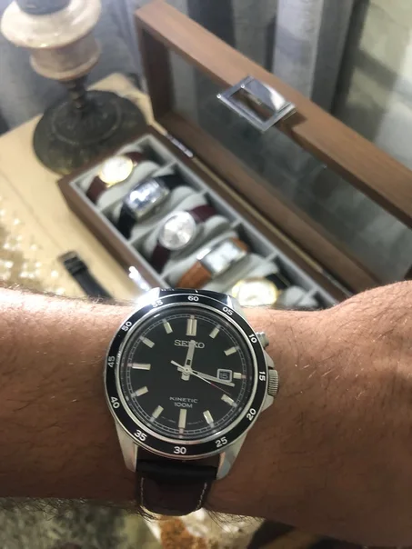 ⌚️ Vintage Seiko Kinetic 100M sport watch, specifically from the SKA785 series.