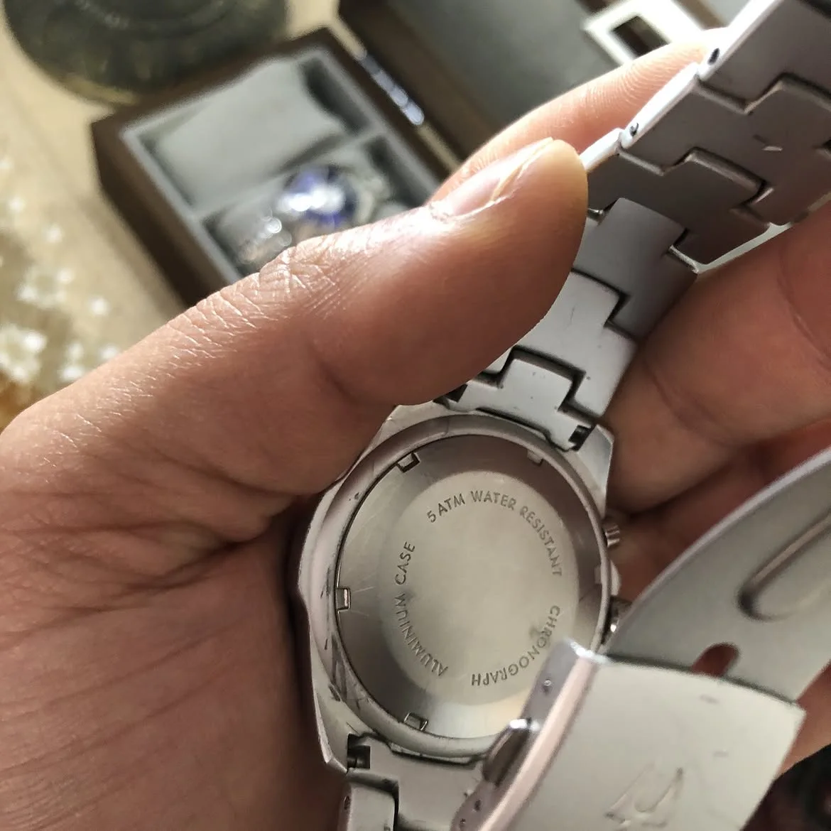 ⌚ magnifique montre chronographe Caravelle by Bulova en aluminium arbore un cadran blanc contrasté et une lunette tournante graduée style boussole