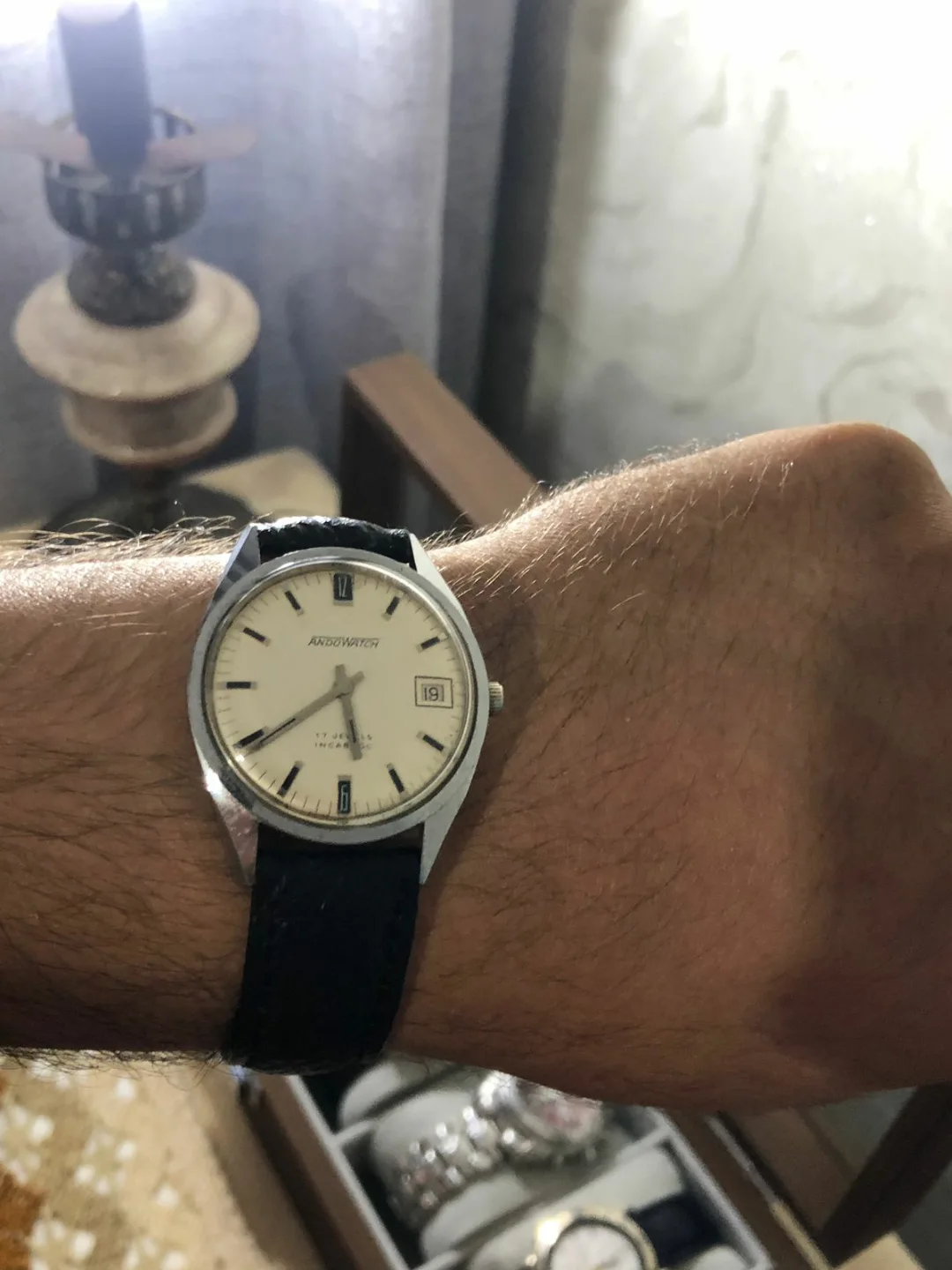⌚ montre Andowatch mécanique vintage de la marque Anso Watch.Ce garde-temps classique possède les caractéristiques typiques des productions horlogères des années 1960 ou 1970 :