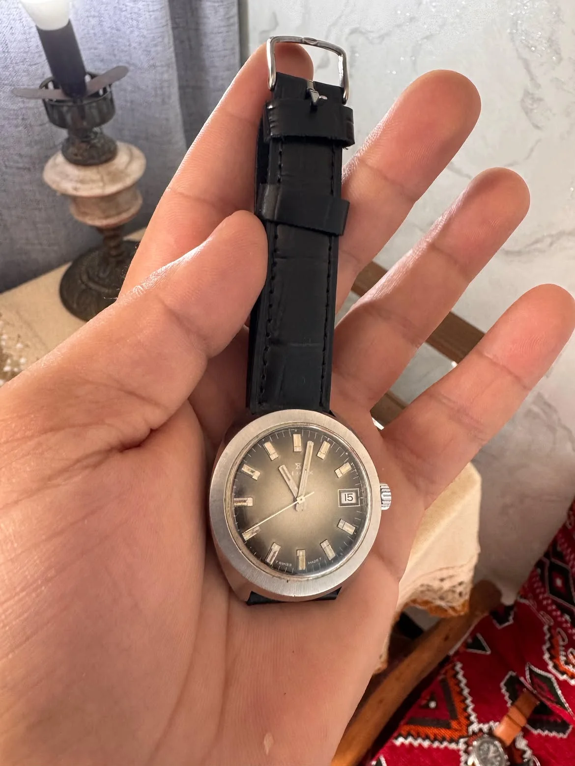 montre Edox vintage des années 1970 présente un cadran gris dégradé caractéristique.
