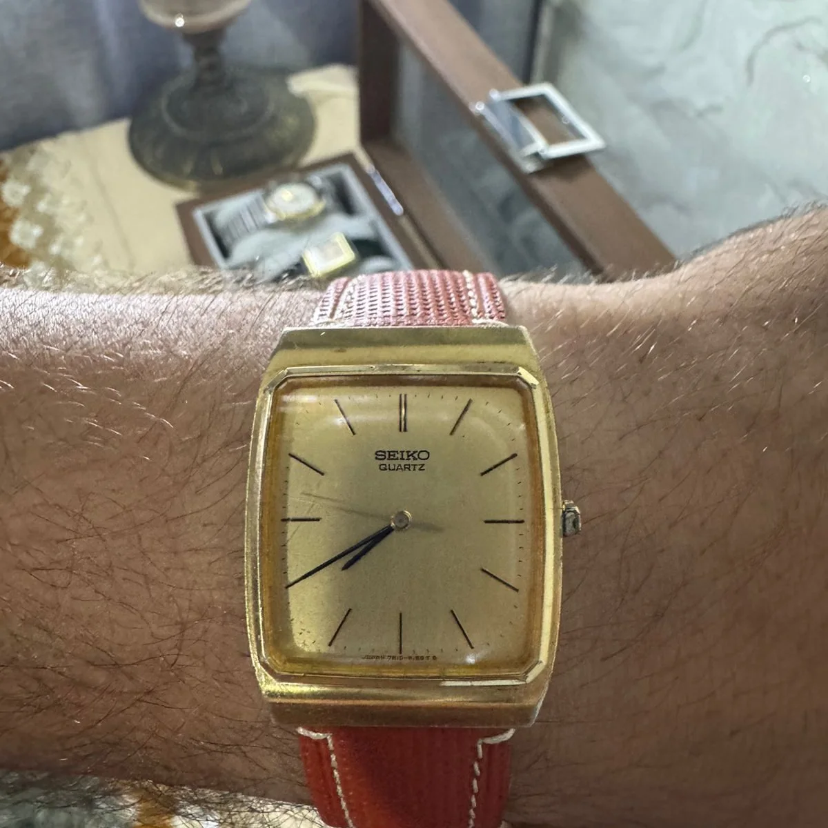 ⌚ Seiko Quartz Tank vintage (référence 7431-5210), caractérisée par un boîtier rectangulaire plaqué or et un cadran doré épuré.Boîtier et design : Forme rectangulaire de style « Tank » avec u